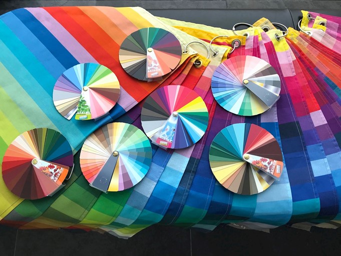 Handige 2 side kleurenwaaiers in 40 kleuren.