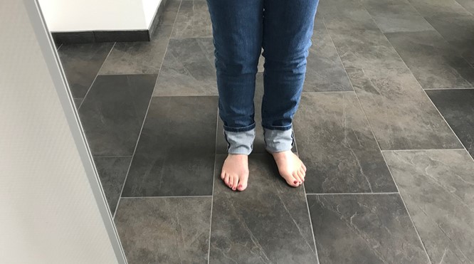 Hoe maak je je jeans korter met behoud van je originele zoom?