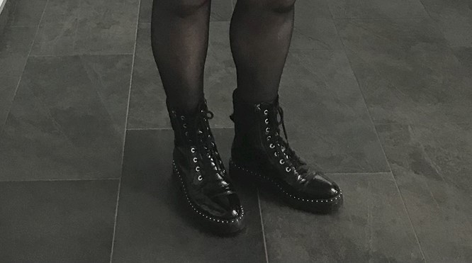 Hoe draag je chunky booties bij een jurkje?