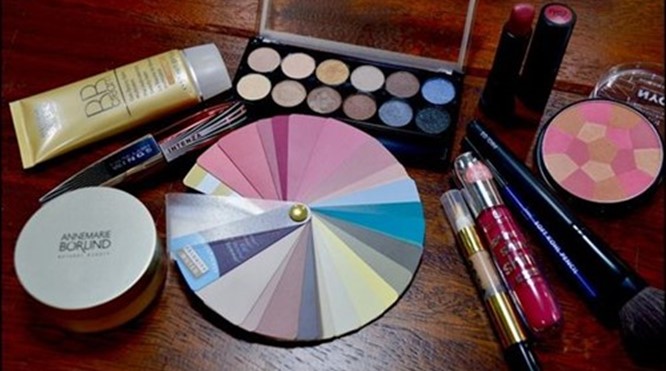 Je kunt heel gemakkelijk make-up uitkiezen aan de hand van je kleurenwaaier.
