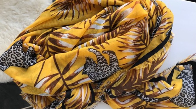Combineren met een printsjaal in voornamelijk warme kleuren.