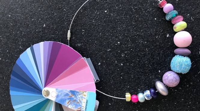 Halsketting voor het zomertype (op een spang).
