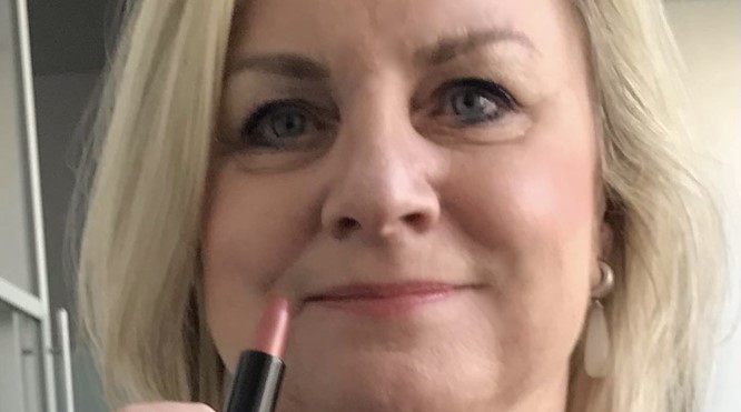 6 Betaalbare lipsticks in nude-kleuren.