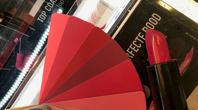 Lipsticks van Kruidvat uitzoeken voor het 'neutrale zomertype'.