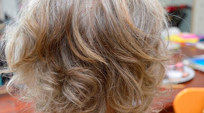 Grijs haar is toch gewoon grijs?